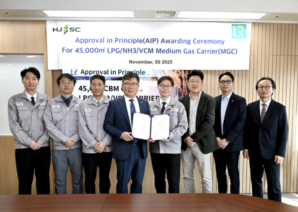 김영두 로이드선급 GTSO 한국대표(왼쪽 네 번째)와 김보언 HJ중공업 기술영업 상무(오른쪽 네 번째)가 AiP 수여식을 마치고, 관계자들과 기념촬영을 하고 있다.(사진:HJ중공업)