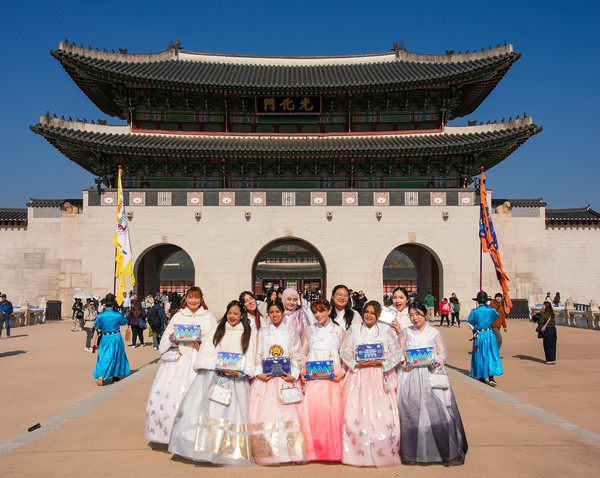 롯데웰푸드 ‘빼빼로 Agent:P(에이전트 피)’ 활동 인원이 경복궁을 방문해 기념 촬영을 하고 있다.(사진:롯데웰푸드)