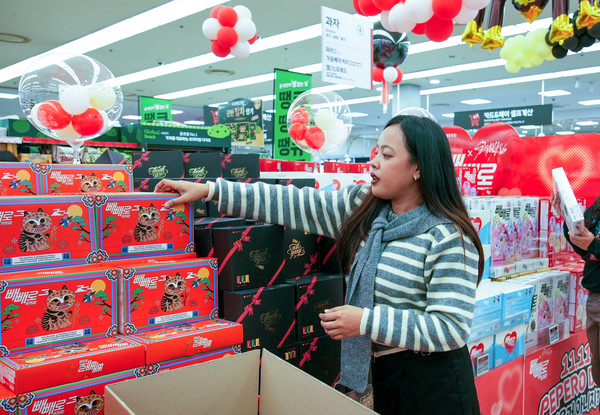 롯데웰푸드 ‘빼빼로 Agent:P(에이전트 피)’ 활동 인원이 마트에 진열된 빼빼로를 배경으로 콘텐츠 촬영을 하고 있다.(사진:롯데웰푸드)